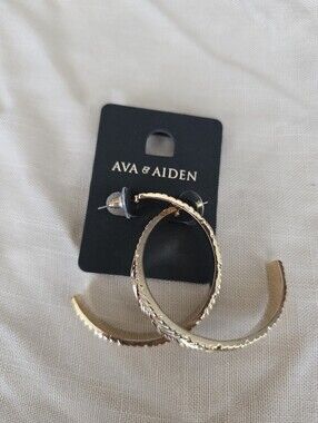 Ava & Aiden Gold Scalloped Edge Hoop Earrings